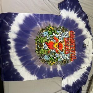 grateful dead shirt.